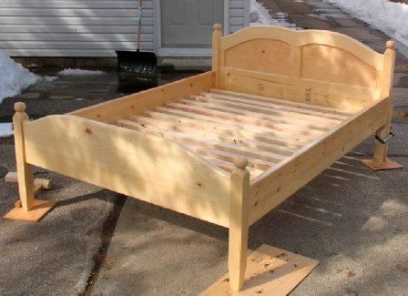 Как самостоятельно собрать деревянную кровать: особенности монтажа
